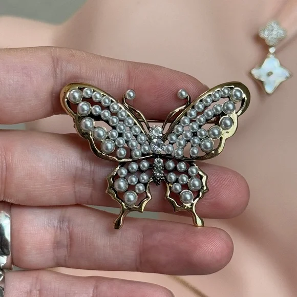 ⚜️ Elegant Gold and Silver Butterfly Brooch - Picture 3 of 8